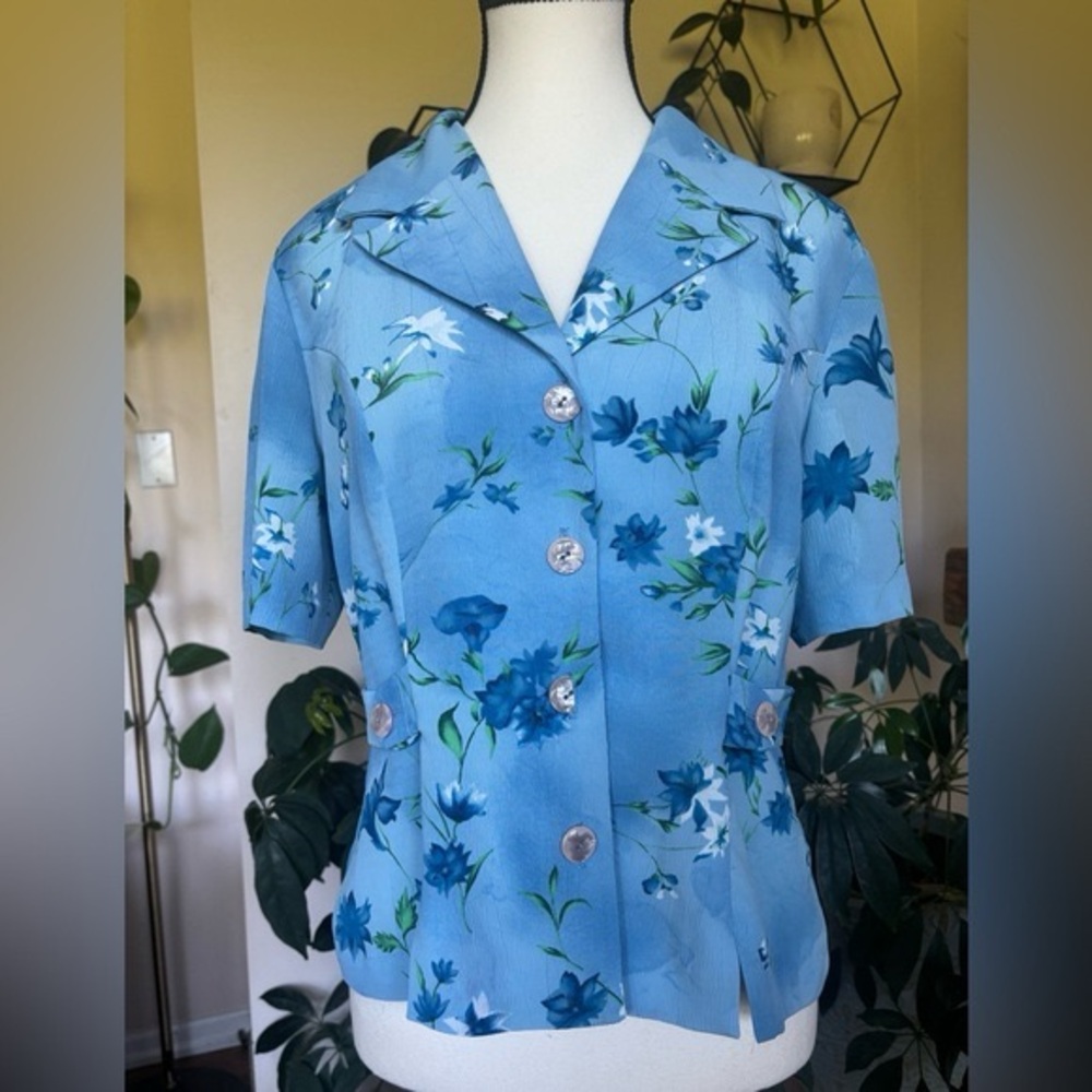 Vintage Leslie Belle Petite Blue Floral ButtonUp Top - Picture 2 of 7